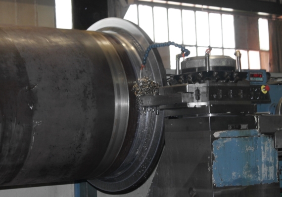 Mecanizado de un cilindro de grúa en torno CNC.